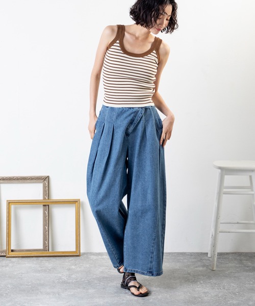 MILLION CARATS（ミリオンカラッツ）の「タック×カーブが魅せる新バランス。1本でこなれる、洒落感たっぷり大人のデニムアシメタックパンツ（デニムパンツ・レディース・ブルー/サックスブルー・FREE）」の13枚目の写真