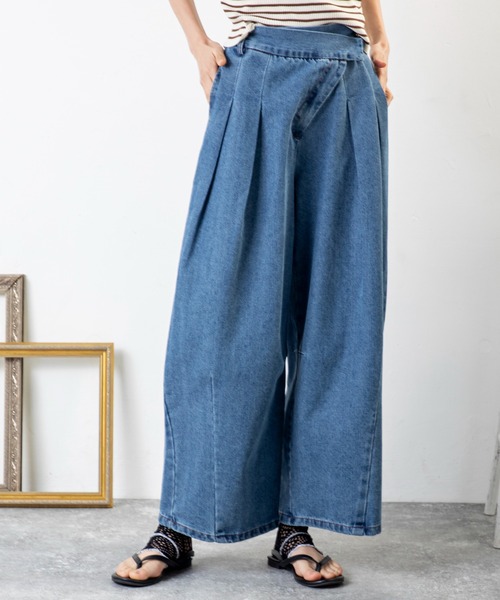 MILLION CARATS（ミリオンカラッツ）の「タック×カーブが魅せる新バランス。1本でこなれる、洒落感たっぷり大人のデニムアシメタックパンツ（デニムパンツ・レディース・ブルー/サックスブルー・FREE）」の14枚目の写真