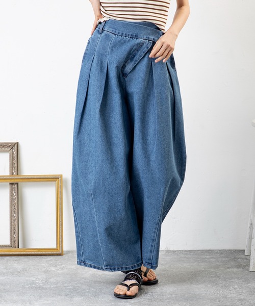 MILLION CARATS（ミリオンカラッツ）の「タック×カーブが魅せる新バランス。1本でこなれる、洒落感たっぷり大人のデニムアシメタックパンツ（デニムパンツ・レディース・ブルー/サックスブルー・FREE）」の15枚目の写真