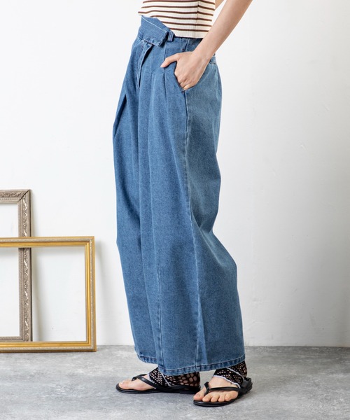 MILLION CARATS（ミリオンカラッツ）の「タック×カーブが魅せる新バランス。1本でこなれる、洒落感たっぷり大人のデニムアシメタックパンツ（デニムパンツ・レディース・ブルー/サックスブルー・FREE）」の16枚目の写真