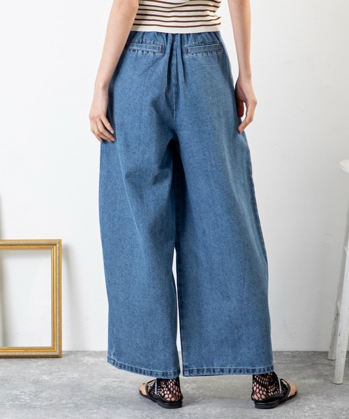 MILLION CARATS（ミリオンカラッツ）の「タック×カーブが魅せる新バランス。1本でこなれる、洒落感たっぷり大人のデニムアシメタックパンツ（デニムパンツ・レディース・ブルー/サックスブルー・FREE）」の17枚目の写真