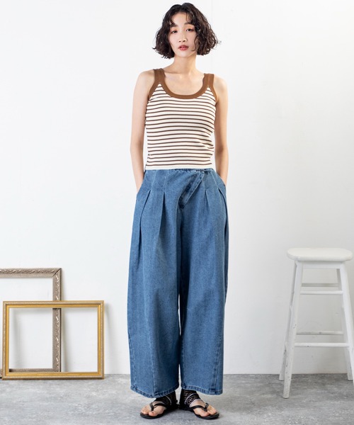 MILLION CARATS（ミリオンカラッツ）の「タック×カーブが魅せる新バランス。1本でこなれる、洒落感たっぷり大人のデニムアシメタックパンツ（デニムパンツ・レディース・ブルー/サックスブルー・FREE）」の19枚目の写真