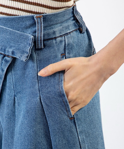 MILLION CARATS（ミリオンカラッツ）の「タック×カーブが魅せる新バランス。1本でこなれる、洒落感たっぷり大人のデニムアシメタックパンツ（デニムパンツ・レディース・ブルー/サックスブルー・FREE）」の21枚目の写真