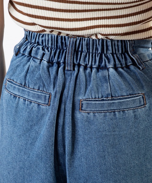 MILLION CARATS（ミリオンカラッツ）の「タック×カーブが魅せる新バランス。1本でこなれる、洒落感たっぷり大人のデニムアシメタックパンツ（デニムパンツ・レディース・ブルー/サックスブルー・FREE）」の22枚目の写真