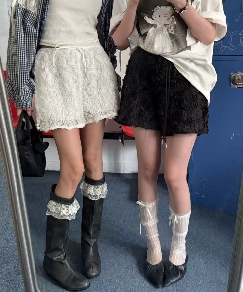Sibra（シブラ）の「立体ローズ×ふわふわチュールが可愛い主役級ショートパンツ／ウエストゴムで楽ちん、いつものコーデを格上げ（その他パンツ・レディース・ブラック/ホワイト・M）」の7枚目の写真