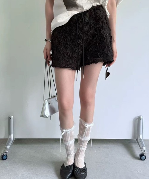 Sibra（シブラ）の「立体ローズ×ふわふわチュールが可愛い主役級ショートパンツ／ウエストゴムで楽ちん、いつものコーデを格上げ（その他パンツ・レディース・ブラック/ホワイト・M）」の8枚目の写真
