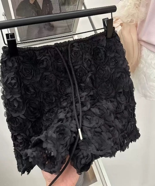 Sibra（シブラ）の「立体ローズ×ふわふわチュールが可愛い主役級ショートパンツ／ウエストゴムで楽ちん、いつものコーデを格上げ（その他パンツ・レディース・ブラック/ホワイト・M）」の11枚目の写真