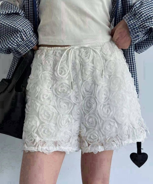 Sibra（シブラ）の「立体ローズ×ふわふわチュールが可愛い主役級ショートパンツ／ウエストゴムで楽ちん、いつものコーデを格上げ（その他パンツ・レディース・ブラック/ホワイト・M）」の6枚目の写真