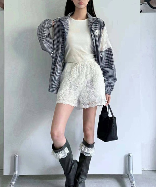 Sibra（シブラ）の「立体ローズ×ふわふわチュールが可愛い主役級ショートパンツ／ウエストゴムで楽ちん、いつものコーデを格上げ（その他パンツ・レディース・ブラック/ホワイト・M）」の5枚目の写真