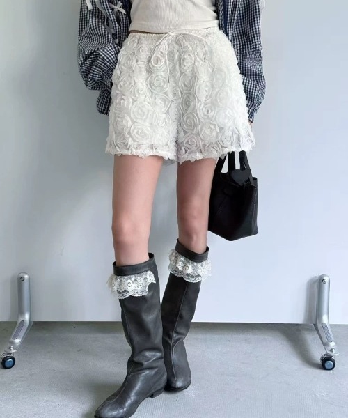 Sibra（シブラ）の「立体ローズ×ふわふわチュールが可愛い主役級ショートパンツ／ウエストゴムで楽ちん、いつものコーデを格上げ（その他パンツ・レディース・ブラック/ホワイト・M）」の12枚目の写真