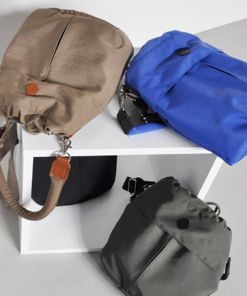 CLEDRAN（クレドラン）の「【本革付属 軽量】CL3806  PELI SOFT HANDLE 2WAY BAG 巾着 スリング（ショルダーバッグ・レディース・チャコールグレー/ブルー/ブラック/ベージュ・FREE）」の3枚目の写真