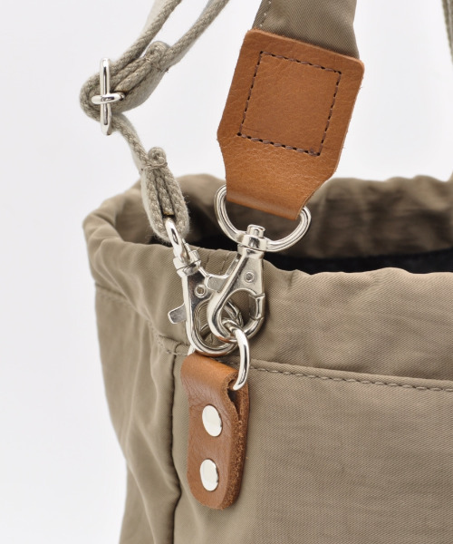 CLEDRAN（クレドラン）の「【本革付属 軽量】CL3806  PELI SOFT HANDLE 2WAY BAG 巾着 スリング（ショルダーバッグ・レディース・チャコールグレー/ブルー/ブラック/ベージュ・FREE）」の11枚目の写真