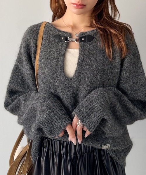 mily bilet（ミウィビレット）の「【mily bilet】癒しのモヘアタッチ。バックル使いVネックニット（長袖）（ニット/セーター・レディース・ブラウン/チャコールグレー/アイボリー・LARGE/MEDIUM/SMALL/X-LARGE）」の3枚目の写真