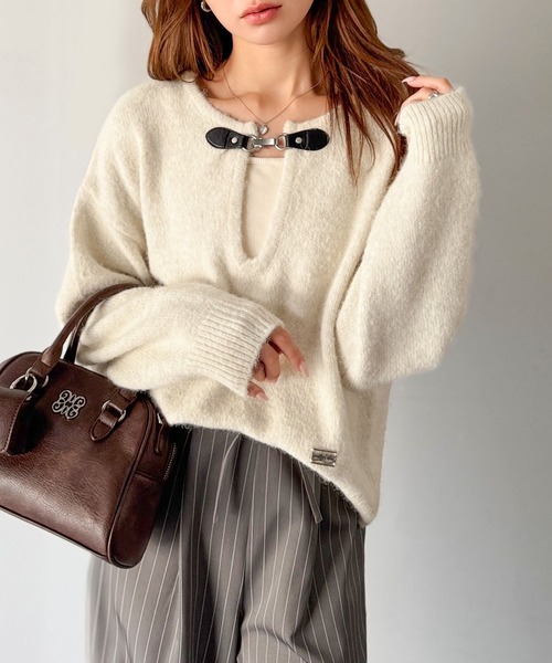 mily bilet（ミウィビレット）の「【mily bilet】癒しのモヘアタッチ。バックル使いVネックニット（長袖）（ニット/セーター・レディース・ブラウン/チャコールグレー/アイボリー・LARGE/MEDIUM/SMALL/X-LARGE）」の21枚目の写真