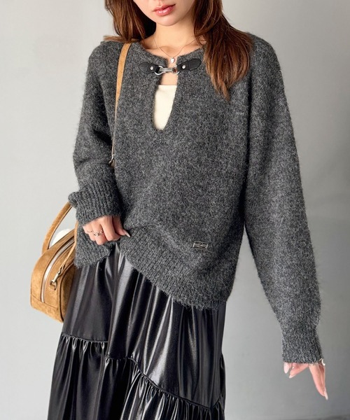 mily bilet（ミウィビレット）の「【mily bilet】癒しのモヘアタッチ。バックル使いVネックニット（長袖）（ニット/セーター・レディース・ブラウン/チャコールグレー/アイボリー・LARGE/MEDIUM/SMALL/X-LARGE）」の10枚目の写真