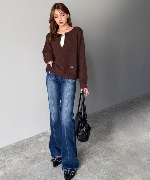 mily bilet（ミウィビレット）の「【mily bilet】癒しのモヘアタッチ。バックル使いVネックニット（長袖）（ニット/セーター・レディース・ブラウン/チャコールグレー/アイボリー・LARGE/MEDIUM/SMALL/X-LARGE）」の11枚目の写真