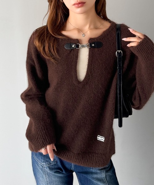 mily bilet（ミウィビレット）の「【mily bilet】癒しのモヘアタッチ。バックル使いVネックニット（長袖）（ニット/セーター・レディース・ブラウン/チャコールグレー/アイボリー・LARGE/MEDIUM/SMALL/X-LARGE）」の8枚目の写真