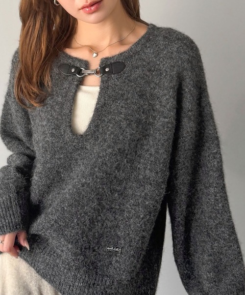 mily bilet（ミウィビレット）の「【mily bilet】癒しのモヘアタッチ。バックル使いVネックニット（長袖）（ニット/セーター・レディース・ブラウン/チャコールグレー/アイボリー・LARGE/MEDIUM/SMALL/X-LARGE）」の9枚目の写真