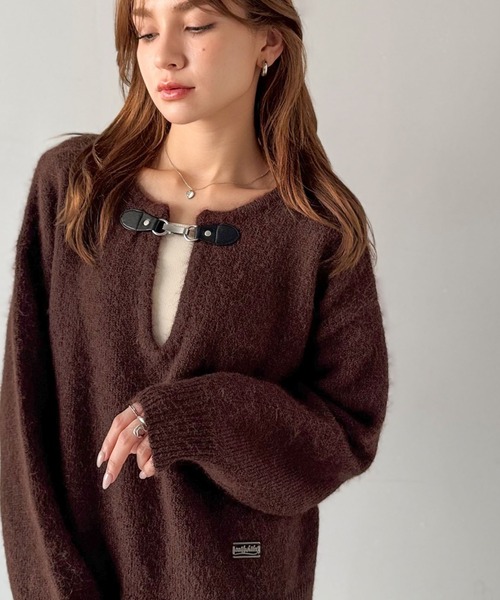 mily bilet（ミウィビレット）の「【mily bilet】癒しのモヘアタッチ。バックル使いVネックニット（長袖）（ニット/セーター・レディース・ブラウン/チャコールグレー/アイボリー・LARGE/MEDIUM/SMALL/X-LARGE）」の6枚目の写真