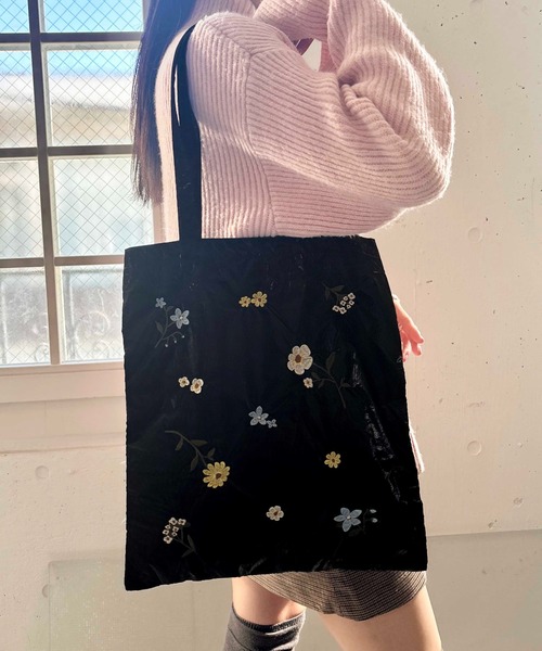 Casselini（キャセリーニ）の「Casselini(キャセリーニ)ナイロンエンブロイダリートート（トートバッグ・レディース・シルバー/ブルー/ブラック・FREE）」の2枚目の写真