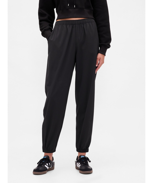 GAP（ギャップ）の「GapFit Tech ハイライズ ジップヘムジョガーパンツ（その他パンツ・レディース・ブラック/ブラウン・XS/S/M/L/XXS）」の2枚目の写真