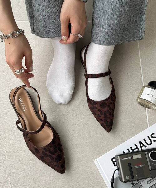 DISCOAT(ディスコート)の「【S~Lサイズ展開】ポインテッドストラップシューズ(パンプス・レディース・ボルドー/ブラウン/サンドベージュ/ブラック系その他/ベージュ/ピンク・LARGE/SMALL/MEDIUM)」の5枚目の写真