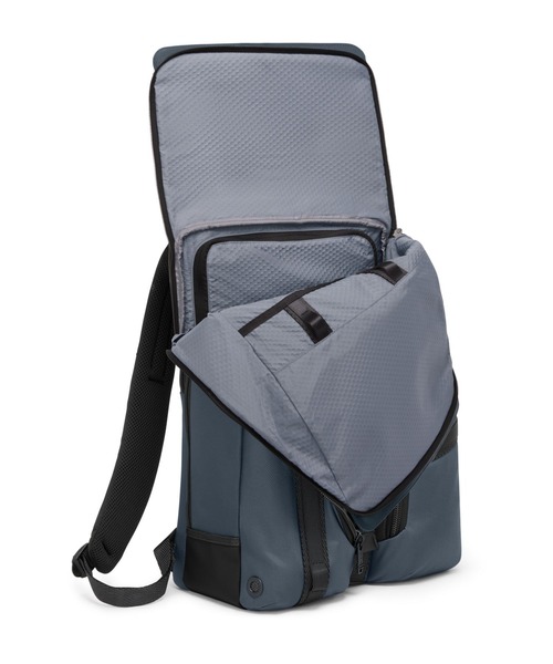 TUMI(トゥミ)の「ALPHA BRAVO 「サーヴェイランス」フラップ・バックパック(A4/PC15インチまで対応)(バックパック/リュック・メンズ・グレイッシュブルー・FREE)」の2枚目の写真
