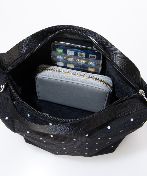 cache cache(カシュ カシュ)の「VERYコラボ カシュカシュ cachecache / ナイロンドローコード2wayショルダー(ショルダーバッグ・レディース・ホワイト系その他/ネイビー系・FREE)」の7枚目の写真