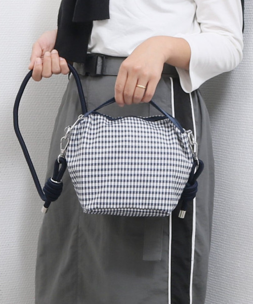 cache cache(カシュ カシュ)の「VERYコラボ カシュカシュ cachecache / ナイロンドローコード2wayショルダー(ショルダーバッグ・レディース・ホワイト系その他/ネイビー系・FREE)」の17枚目の写真