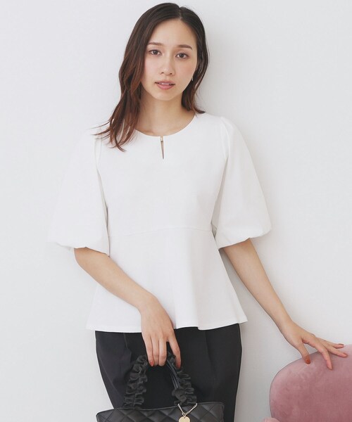 index（インデックス）の「《S-LLサイズ》バルーンスリーブペプラムトップス【洗濯機洗い可/接触冷感/UVケア】（Tシャツ/カットソー・レディース・サックスブルー/ブラック/オフホワイト・38/40/42/36）」の2枚目の写真