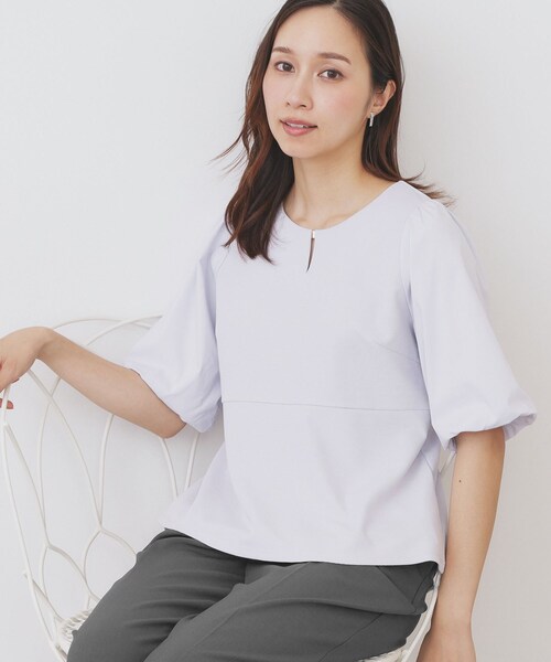 index（インデックス）の「《S-LLサイズ》バルーンスリーブペプラムトップス【洗濯機洗い可/接触冷感/UVケア】（Tシャツ/カットソー・レディース・サックスブルー/ブラック/オフホワイト・38/40/42/36）」の3枚目の写真