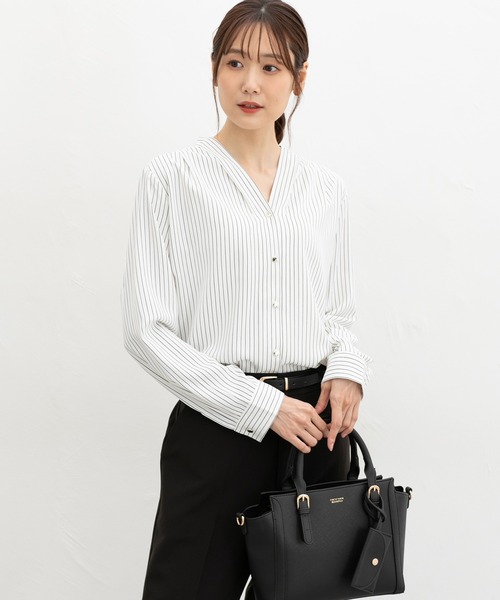 Honeys（ハニーズ）の「【抗菌防臭】Ｖネックブラウス（シャツ/ブラウス・レディース・ダークグリーン/ホワイト/ホワイト系その他/モカ/ネイビー・S/M/LL/L/3L）」の3枚目の写真