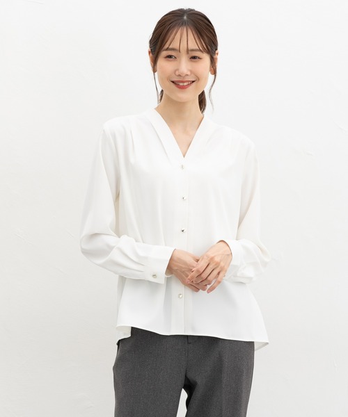 Honeys（ハニーズ）の「【抗菌防臭】Ｖネックブラウス（シャツ/ブラウス・レディース・ダークグリーン/ホワイト/ホワイト系その他/モカ/ネイビー・S/M/LL/L/3L）」の2枚目の写真