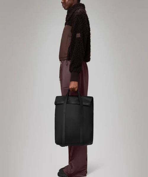 RAINS（レインズ）の「RAINS/レインズ/2ウェイトートバックパック/12940（バックパック/リュック・メンズ・ブラック・F）」の2枚目の写真