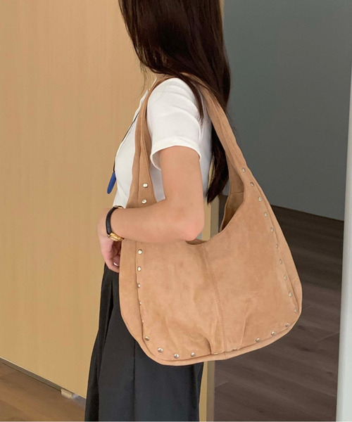 FINEnough(ファインナフ)の「スエードタッチ合皮スタッズショルダーバッグ(ショルダーバッグ・レディース・キャメル/ブラウン/ベージュ/ブラック・FREE)」の13枚目の写真