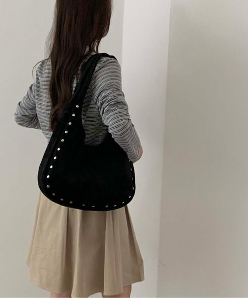 FINEnough(ファインナフ)の「スエードタッチ合皮スタッズショルダーバッグ(ショルダーバッグ・レディース・キャメル/ブラウン/ベージュ/ブラック・FREE)」の16枚目の写真