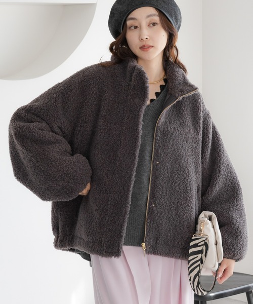 Elura（エルーラ）の「スタンドボアブルゾン/598143（その他アウター・レディース・グレー/キャメル/ダークブラウン・FREE）」の2枚目の写真