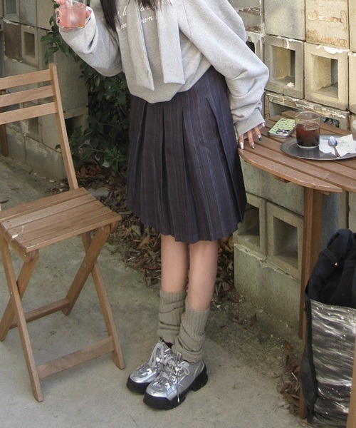 Vini(ヴィニ)の「【Vini】ストライプ プリーツ ミディスカート(スカート・レディース・グレー系その他・LARGE/SMALL/MEDIUM)」の8枚目の写真