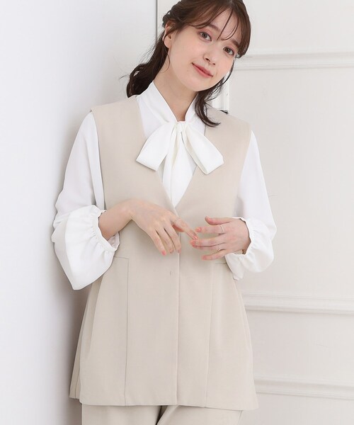 SHOO・LA・RUE(シューラルー)の「【洗濯機可/セットアップ可/S-3L】きちんと楽に。カットジョーゼット ペプラムジレ(ベスト・レディース・ブラック/ナチュラル/ネイビー・05/04/03/02/01)」の1枚目の写真