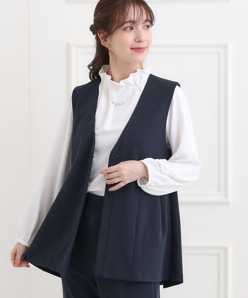 SHOO・LA・RUE(シューラルー)の「【洗濯機可/セットアップ可/S-3L】きちんと楽に。カットジョーゼット ペプラムジレ(ベスト・レディース・ブラック/ナチュラル/ネイビー・05/04/03/02/01)」の3枚目の写真