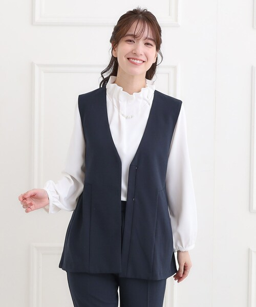 SHOO・LA・RUE(シューラルー)の「【洗濯機可/セットアップ可/S-3L】きちんと楽に。カットジョーゼット ペプラムジレ(ベスト・レディース・ブラック/ナチュラル/ネイビー・05/04/03/02/01)」の6枚目の写真