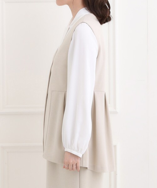 SHOO・LA・RUE(シューラルー)の「【洗濯機可/セットアップ可/S-3L】きちんと楽に。カットジョーゼット ペプラムジレ(ベスト・レディース・ブラック/ナチュラル/ネイビー・05/04/03/02/01)」の19枚目の写真