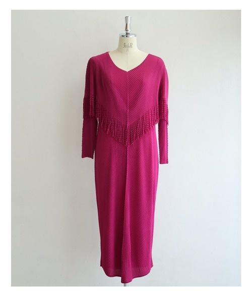 フリンジケープのアコーディオンプリーツロングワンピース（ワンピース