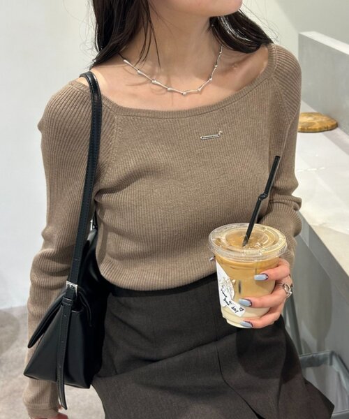 mystic(ミスティック)の「【4色展開◎】プレート付きクルーリブニット(ニット/セーター・レディース・ブラック/ブラウン/グレー/アイボリー・FREE)」の1枚目の写真