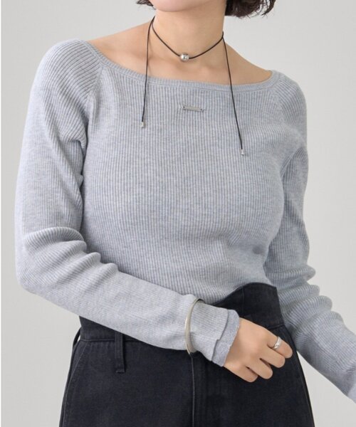 mystic(ミスティック)の「【4色展開◎】プレート付きクルーリブニット(ニット/セーター・レディース・ブラック/ブラウン/グレー/アイボリー・FREE)」の4枚目の写真