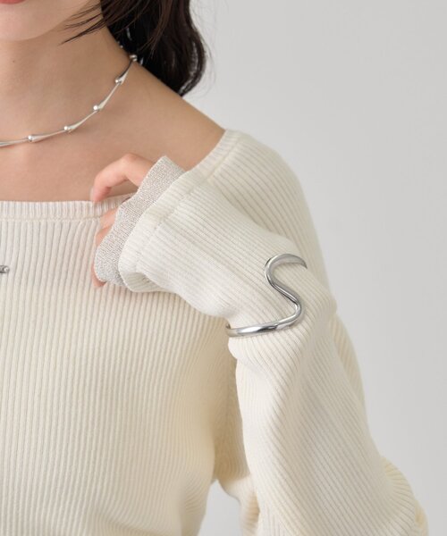 mystic(ミスティック)の「【4色展開◎】プレート付きクルーリブニット(ニット/セーター・レディース・ブラック/ブラウン/グレー/アイボリー・FREE)」の6枚目の写真