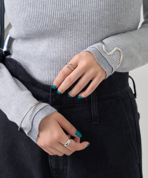 mystic(ミスティック)の「【4色展開◎】プレート付きクルーリブニット(ニット/セーター・レディース・ブラック/ブラウン/グレー/アイボリー・FREE)」の13枚目の写真