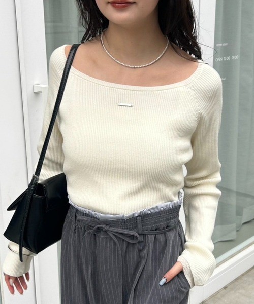 mystic(ミスティック)の「【4色展開◎】プレート付きクルーリブニット(ニット/セーター・レディース・ブラック/ブラウン/グレー/アイボリー・FREE)」の2枚目の写真