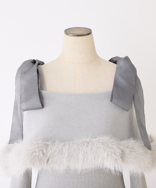 one after another NICE CLAUP（ワンアフターアナザーナイスクラップ）の「【S/Mサイズ展開】オフショルファーリボンニットワンピ（ワンピース・レディース・アイボリー/ブラック/グレー・MEDIUM/SMALL）」の4枚目の写真