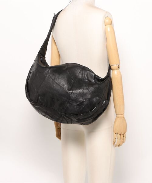 ADAM PATEK(アダムパテック)の「【RES】【ADAMPATEK】recycle patchwork leather shoulder bag/つぎはぎレザービッグショルダーバッグ(ショルダーバッグ・メンズ・ブラック・FREE)」の15枚目の写真